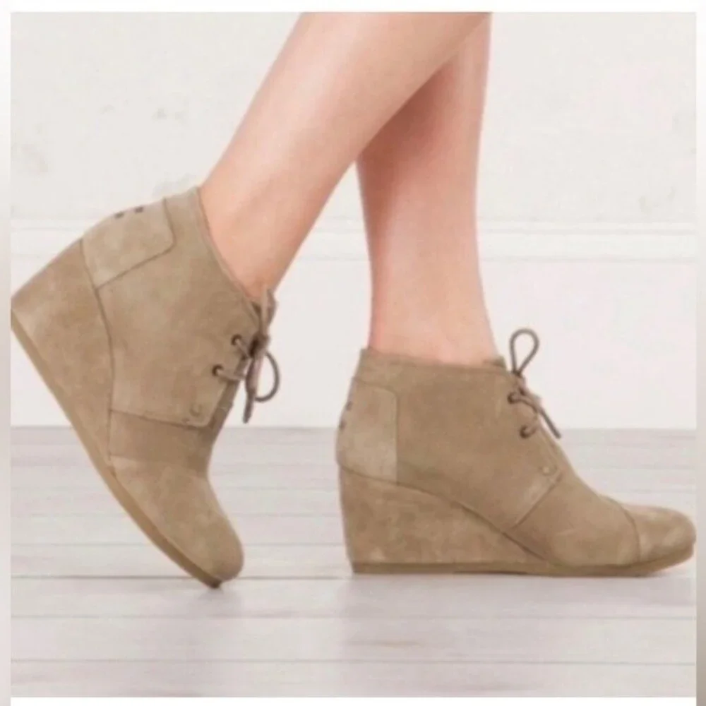 Toms Kala Faux Suede Wedge Heel Lace Up Ankle Bootie Tan Taupe Womens Size 9